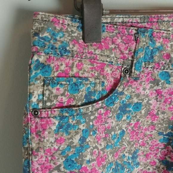 SO Wear It Declare It Womens Floral Print Jean Shorts - Picture 2 of 5